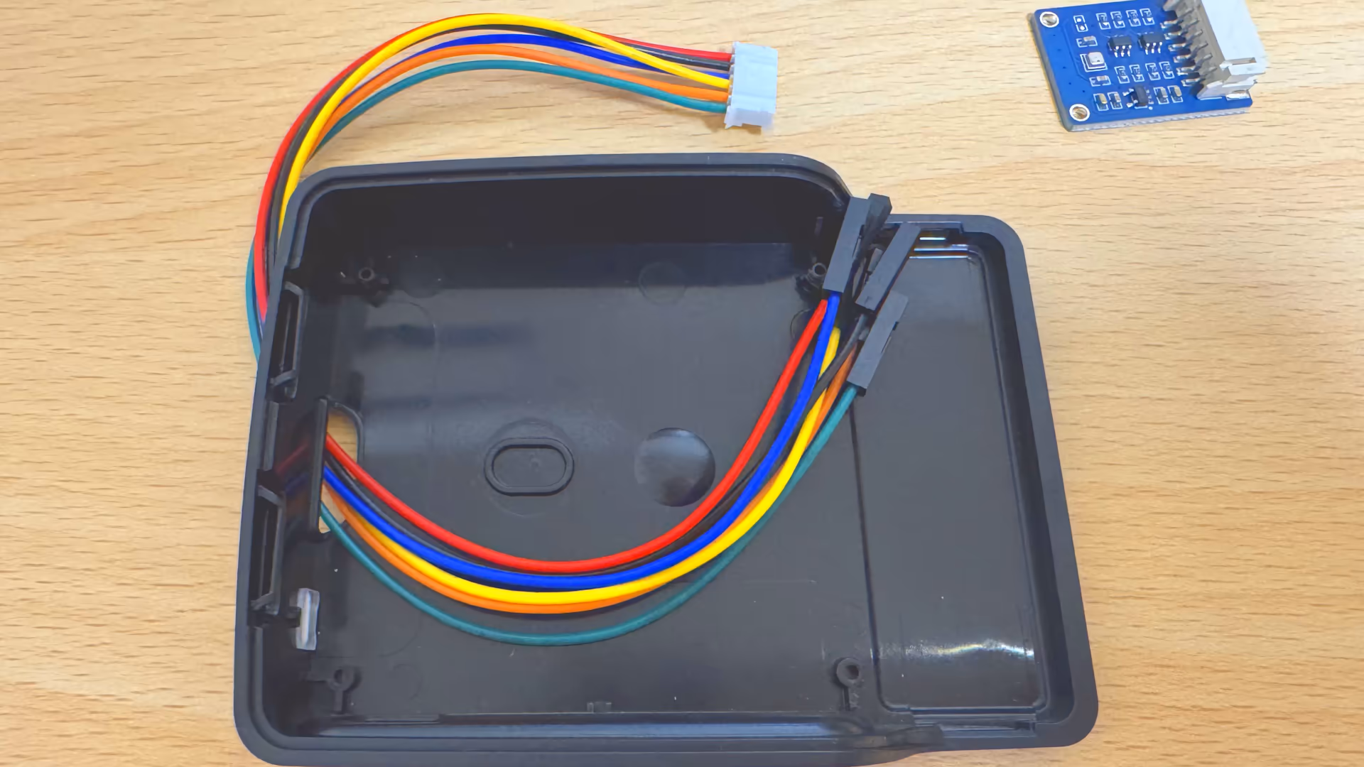 microSDの穴に通したケーブル