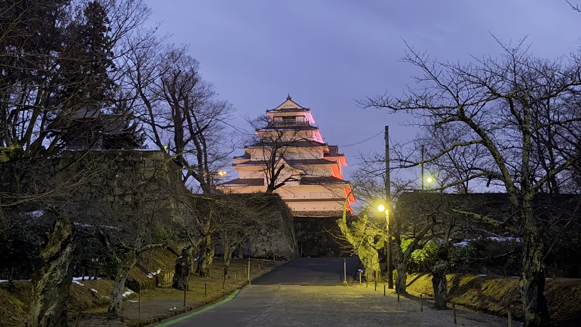 鶴ヶ城(ライトアップ準備中)
